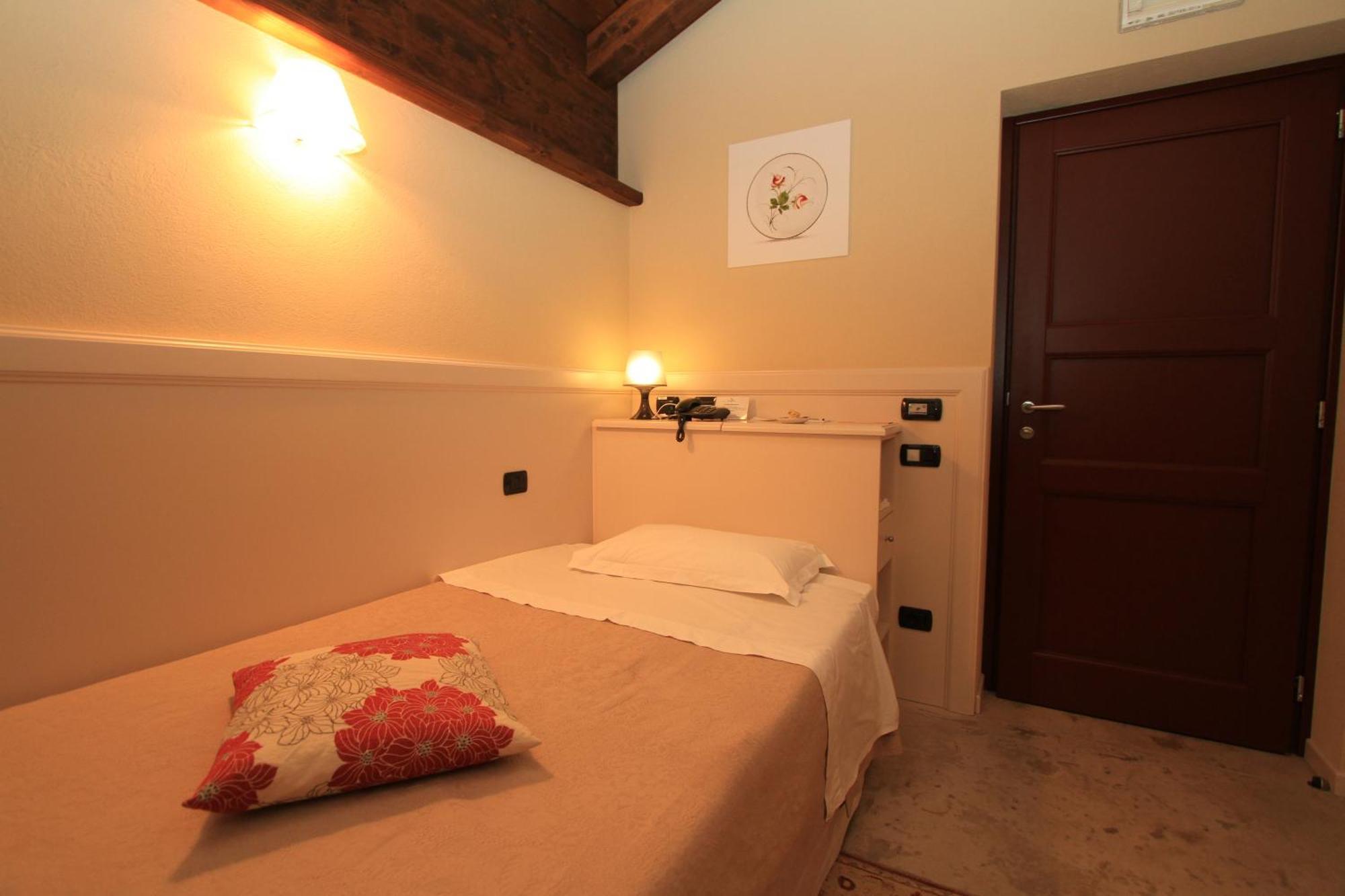 Albergo Della Ceramica Villanova Mondovi Ruang foto